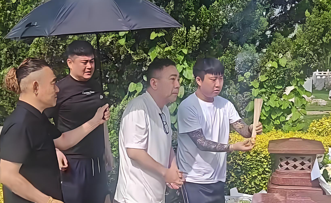 杨少华离世一周年！杨议独自提前祭拜