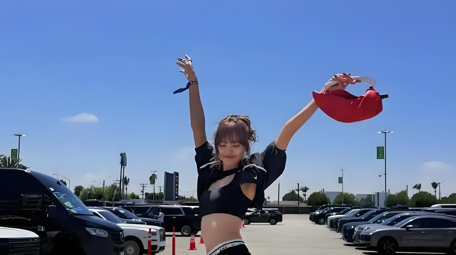 Lisa 全套运动造型出镜，标志性铁刘海正式回归