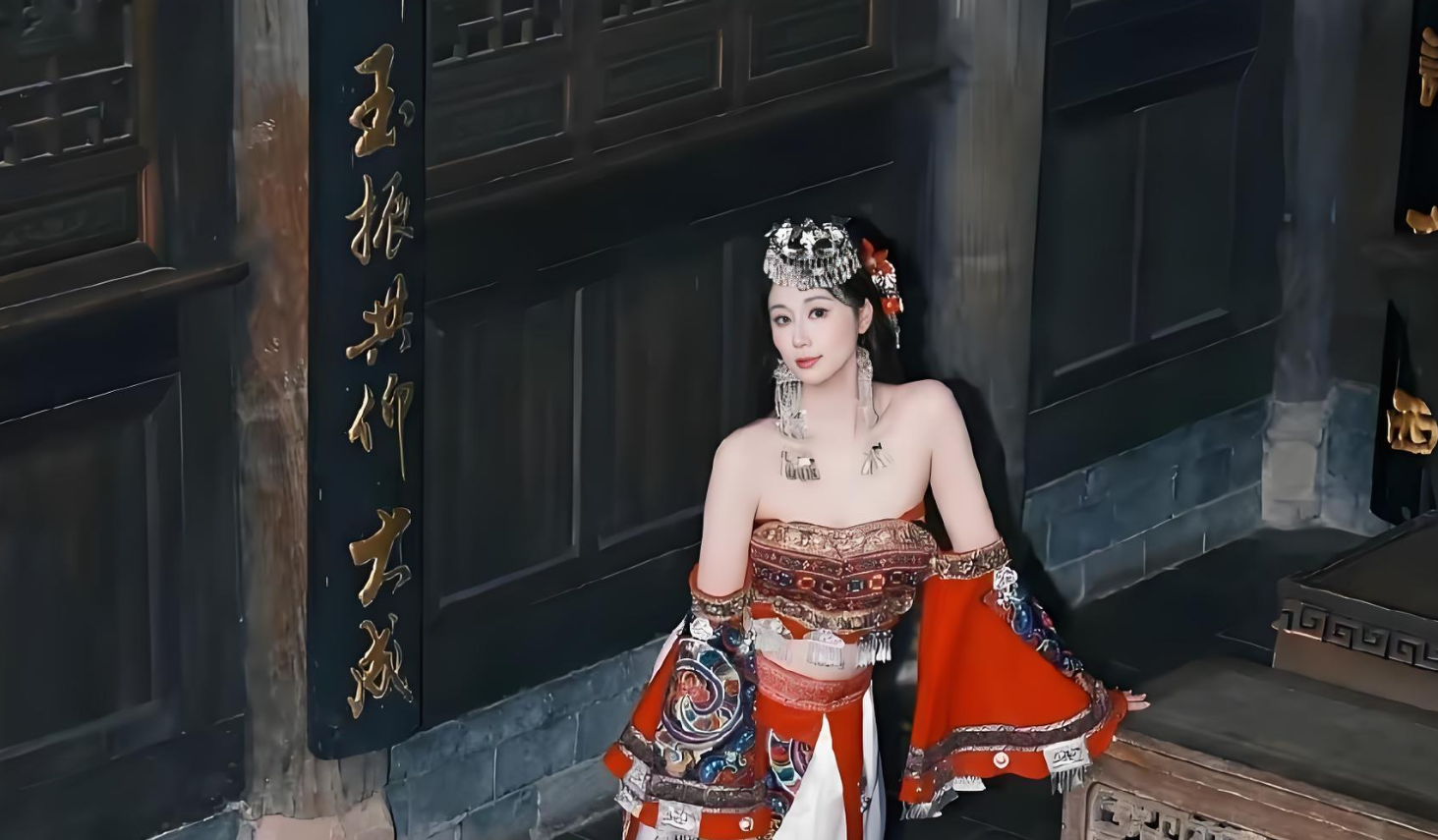 何超欣身穿联合国走秀苗服，沉浸式探访贵州凯里苗寨
