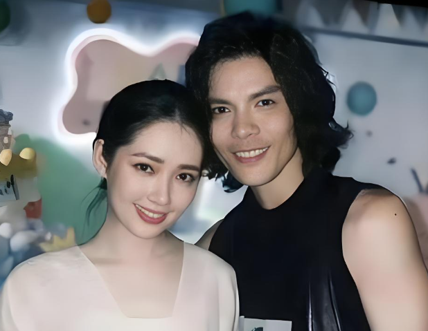 郭碧婷带父亲游云南，向佐随行陪逛，曾被质疑的身高和婚姻，这回都摊开说了
