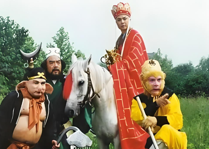 用一部手机一个支架火到300万粉，26版西游记团队说没剧本没配音全是即兴