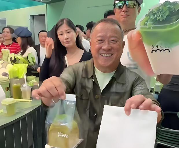 曾志伟佛山面包店开业排场拉满，梁朝伟张学友送花篮，红颜知己相伴12年剪彩站C位