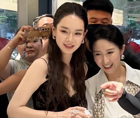 41岁戚薇终于“长胖”了，穿蕾丝吊带配伞裙很丰满，双眼皮也变自然
