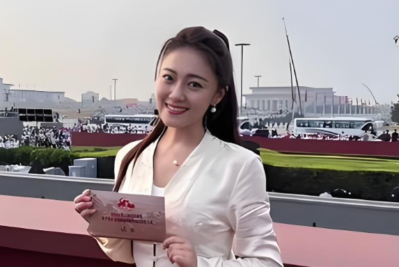 分开八年，王小玮官宣行业喜讯，那个净身出户的前夫活成了另一番模样
