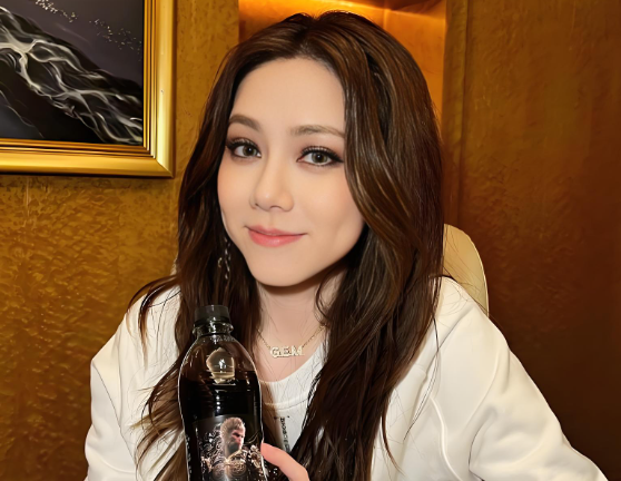 邓紫棋发文纪念出道18年：风风雨雨真是人生常态