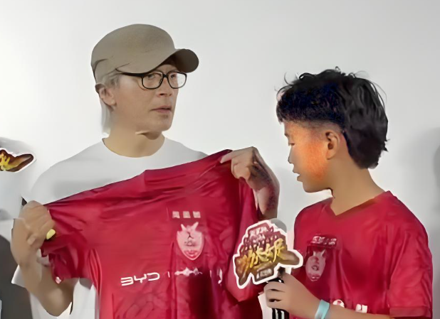 64岁的周星驰，在路演现场把自己活成了一个“孩子王”