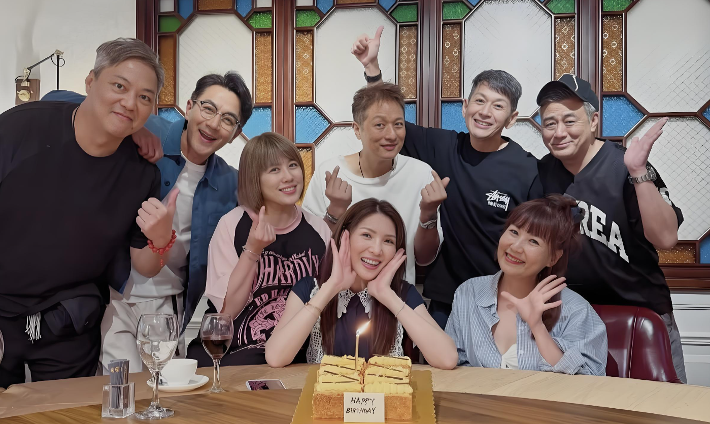 刘恺威现身TVB艺训班同学聚会，五十一岁依旧状态绝佳