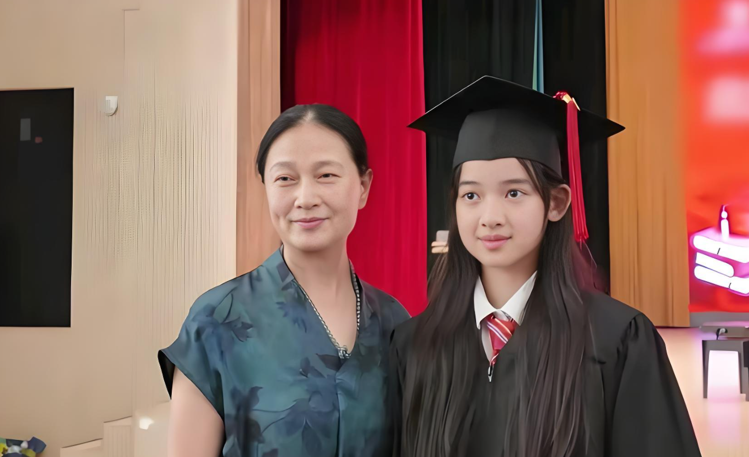 聂远女儿毕业礼，外婆特意染黑发赴宴太暖心
