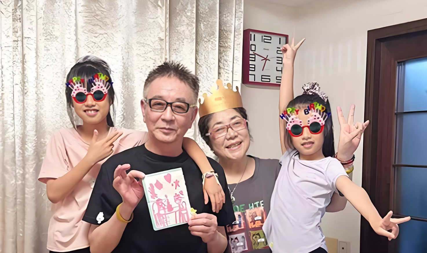 陈赫带妻女回福州，姐妹俩为奶奶唱生日歌