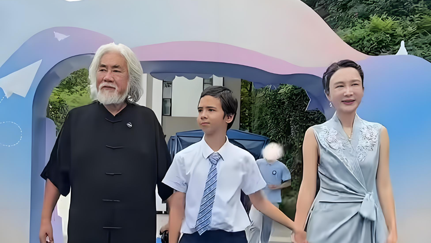 张纪中出席继子毕业典礼，细节里全是温柔父爱