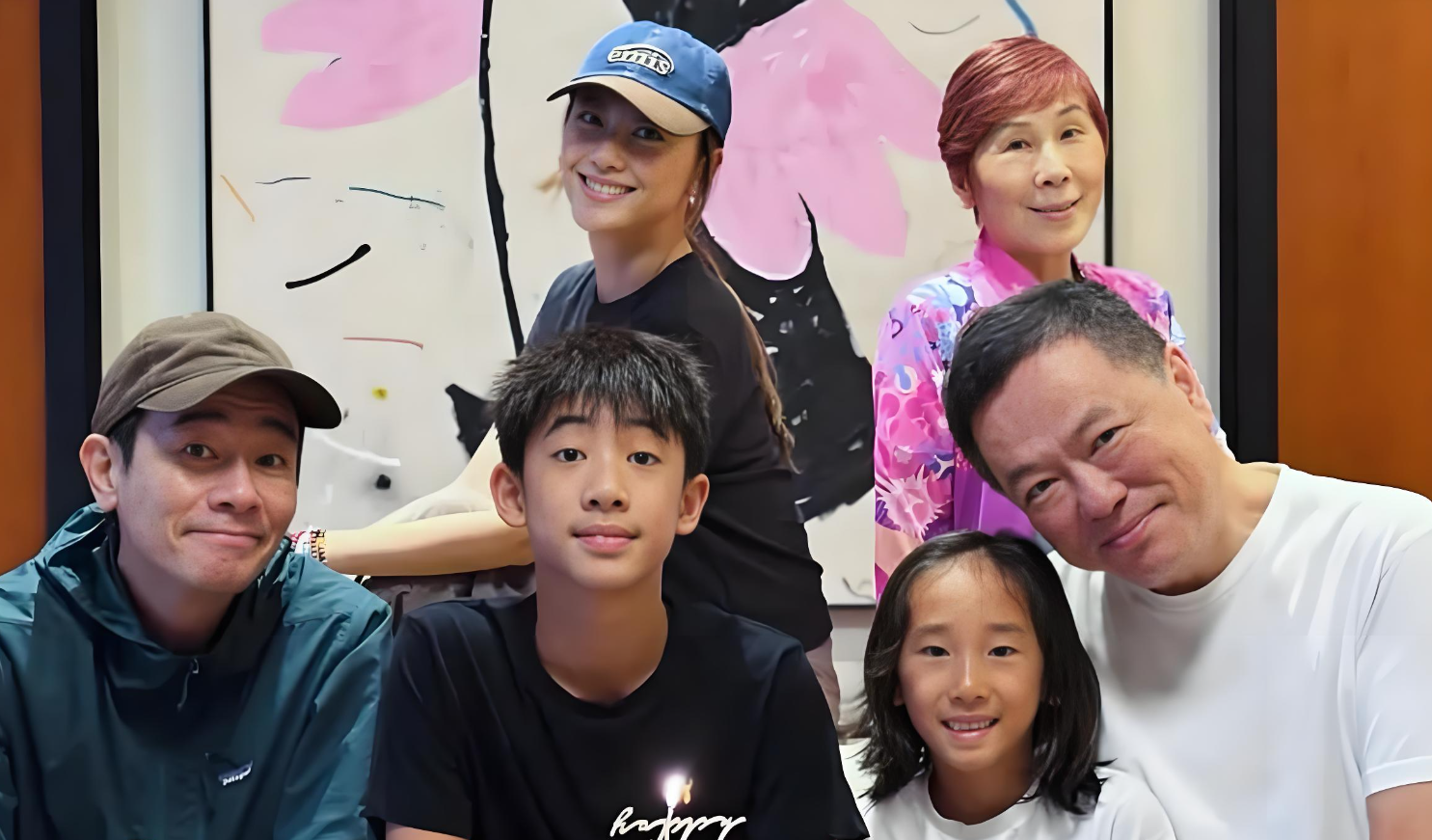 陈小春小儿子剪短发，四年蓄发只为捐给患病小朋友
