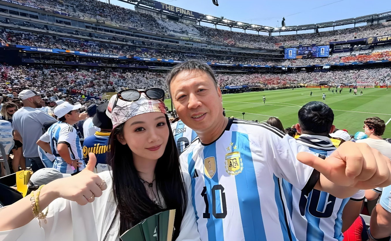 世界杯绝美偶遇，杨紫黄健翔看台无剧本同框太好嗑