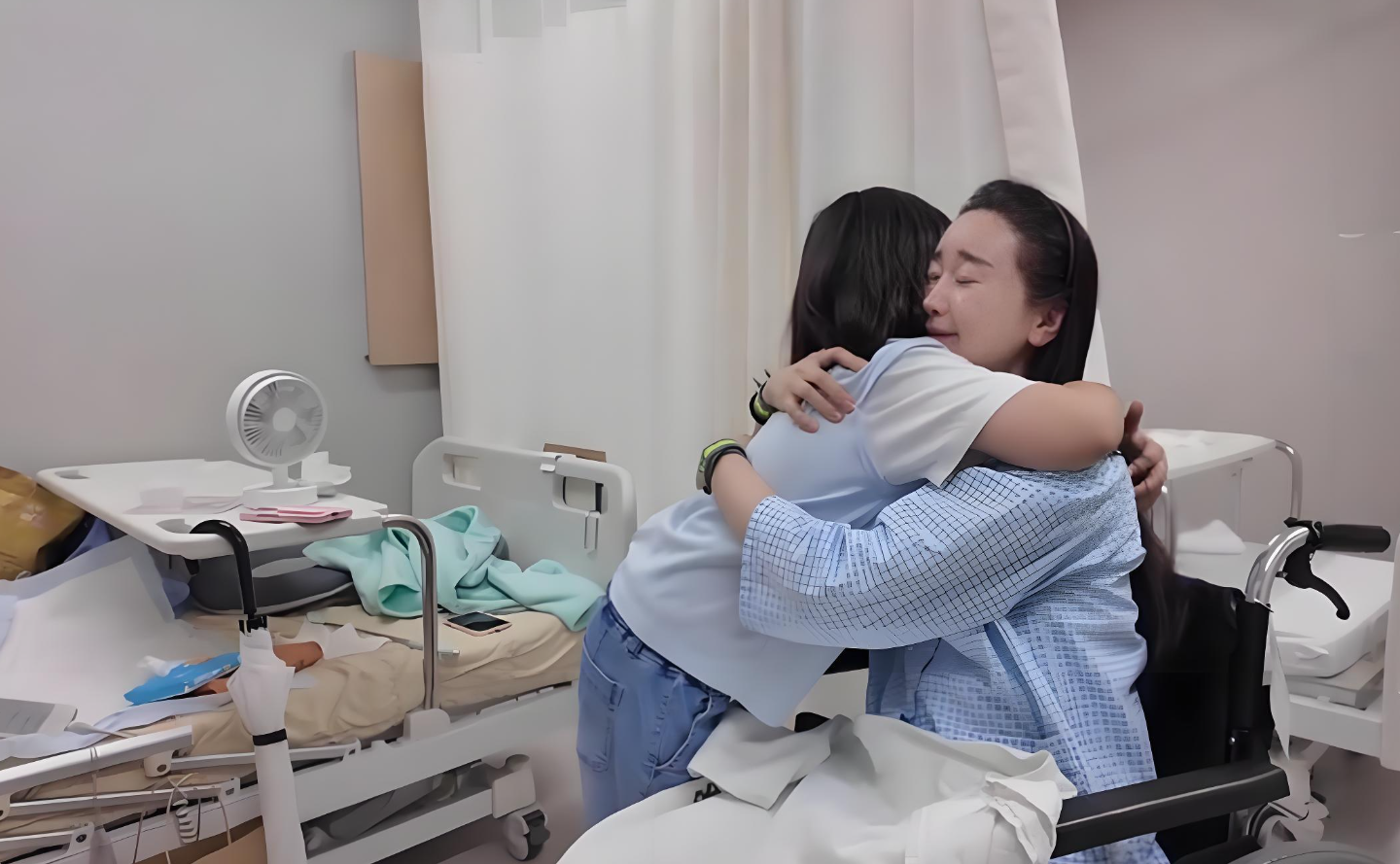 咸素媛车祸住院，女儿扑怀相拥落泪太暖心