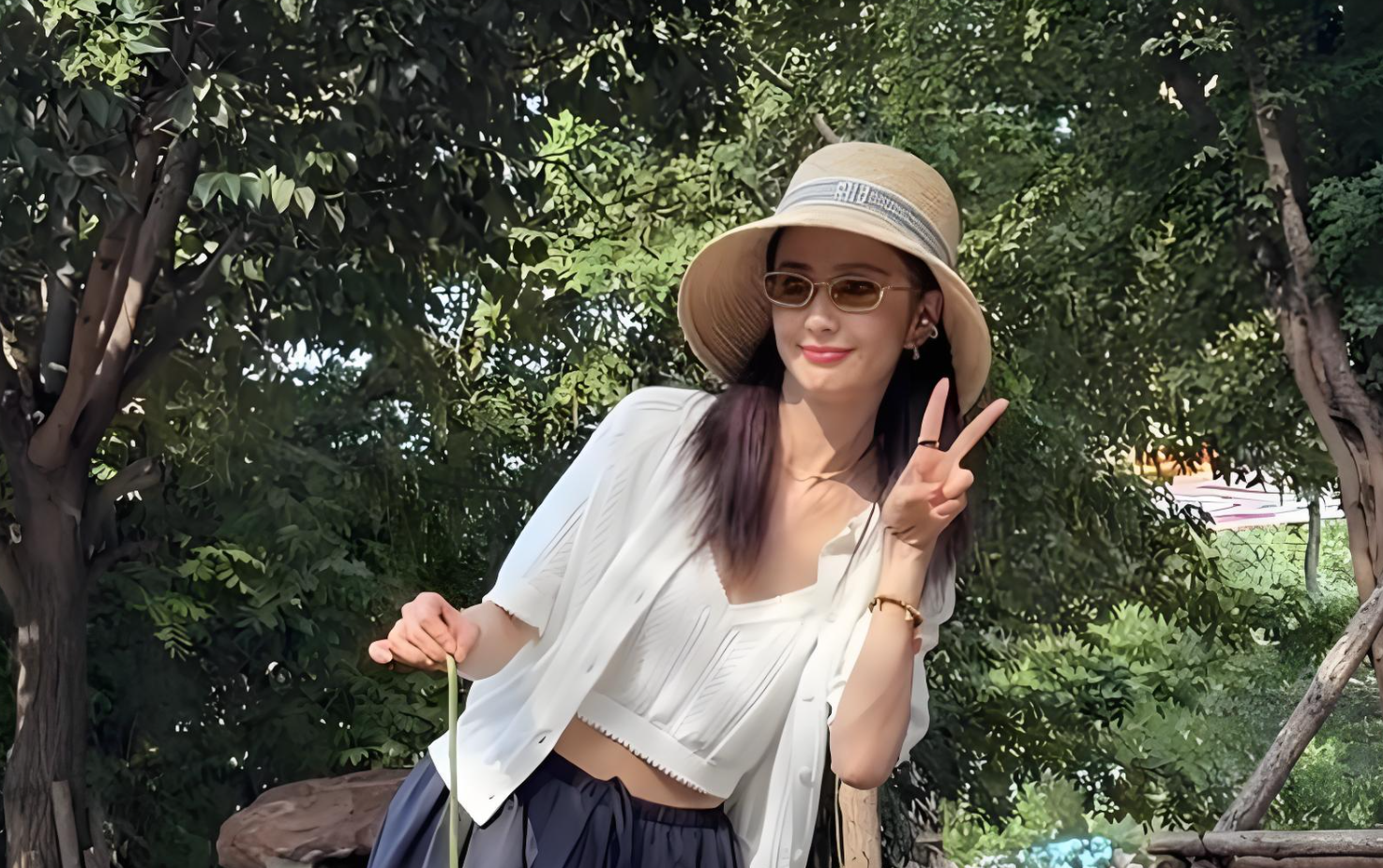 佟丽娅喂大象被吓到尖叫，毫无偶像包袱超可爱