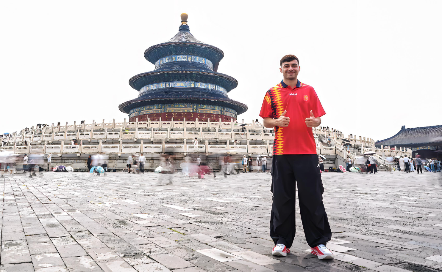 佩德里开启中国行，天坛学非遗打卡长城