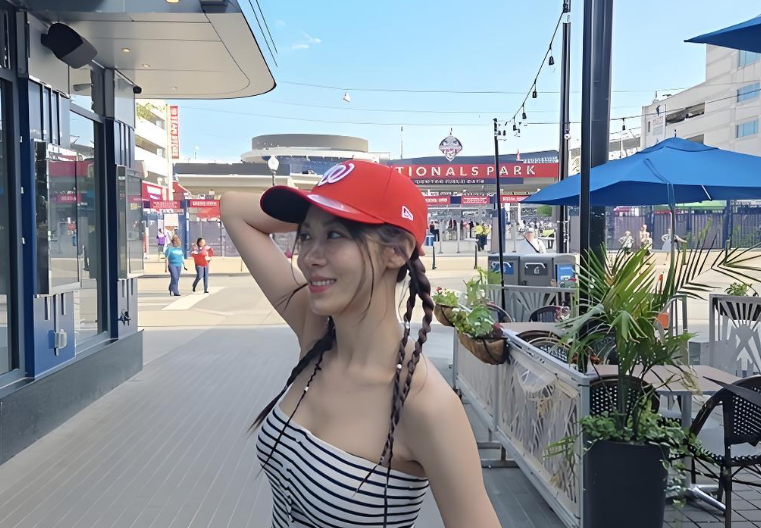 河智苑登顶波士顿芬威球场，成首位MLB开球韩国演员