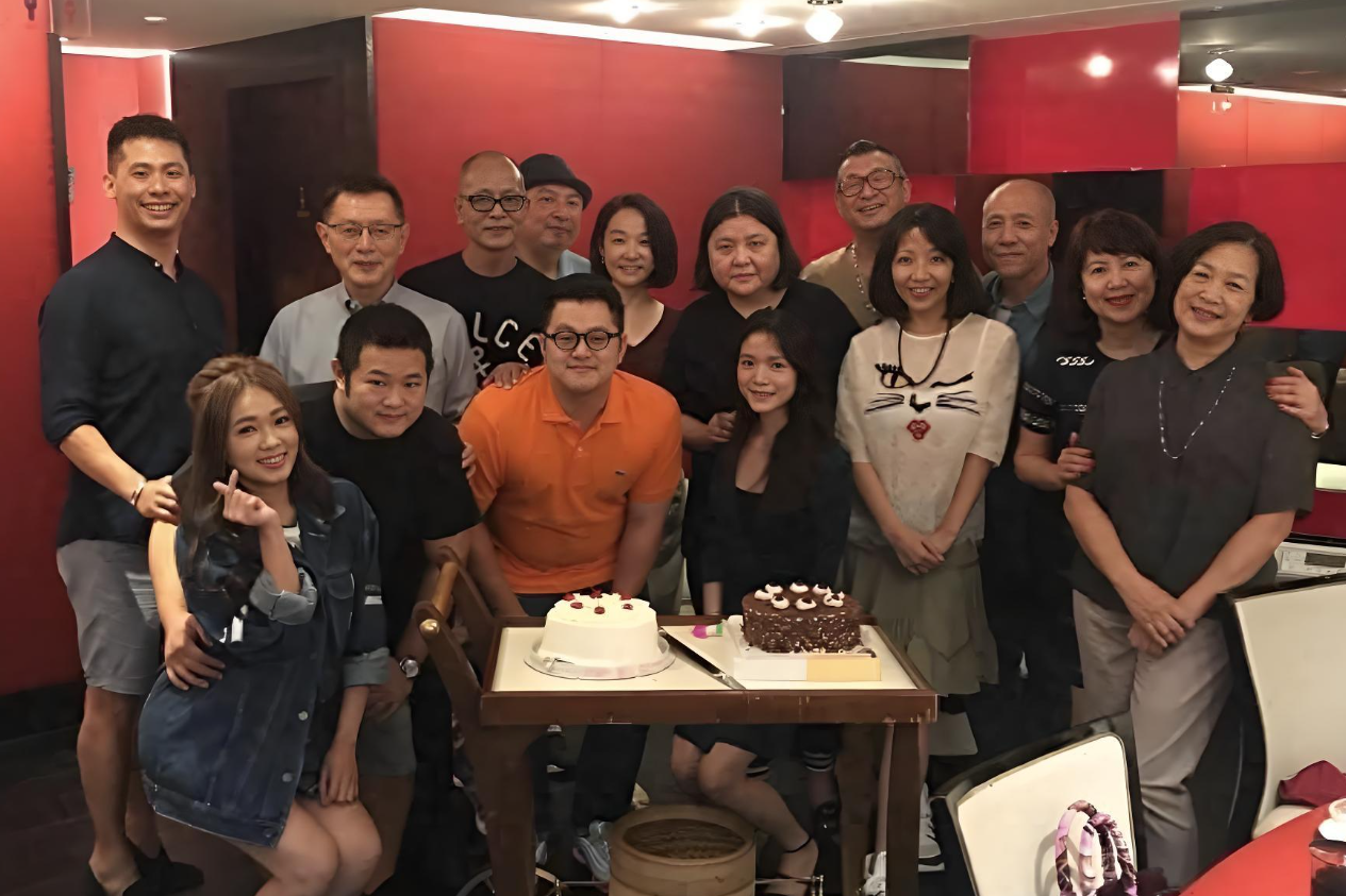 邱瓈宽低调庆63岁生辰，23年悉心养育托举遗孤成长
