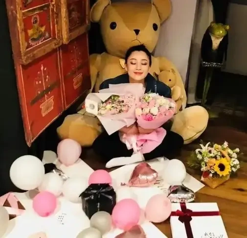 殷桃终于又开始营业了 ！