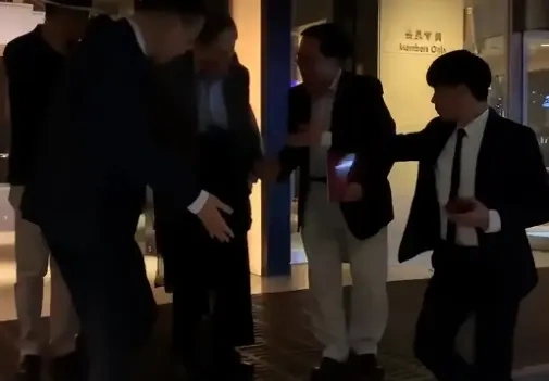 杨振宁过102岁生日，依旧精神矍铄！
