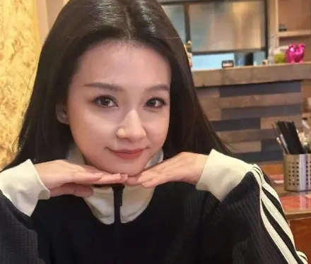孙怡晒七岁女儿，被辣到的表情很可爱