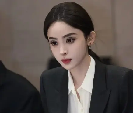 娜扎穿西装开会怼脸照火了，哪些明星扛得住央视镜头？