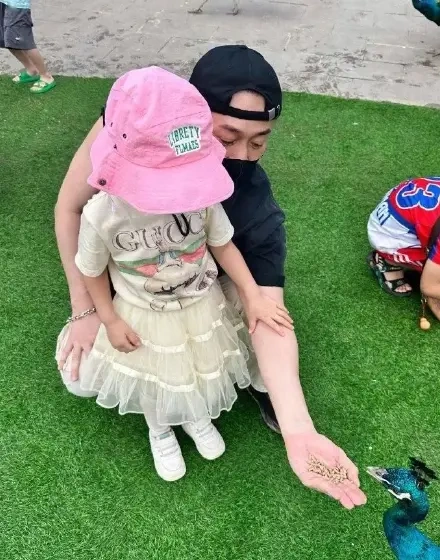 太太张馨月傣装惊艳亮相，女儿萌言萌语惹人爱，林峯真幸福！