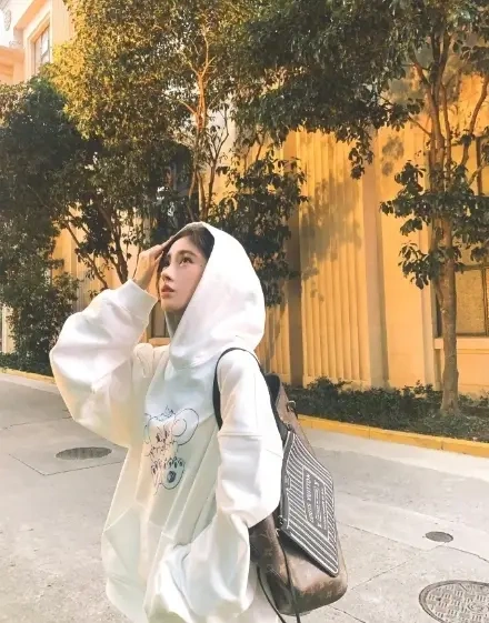 鞠婧祎晒照温柔甜美，纤细美腿性感迷人