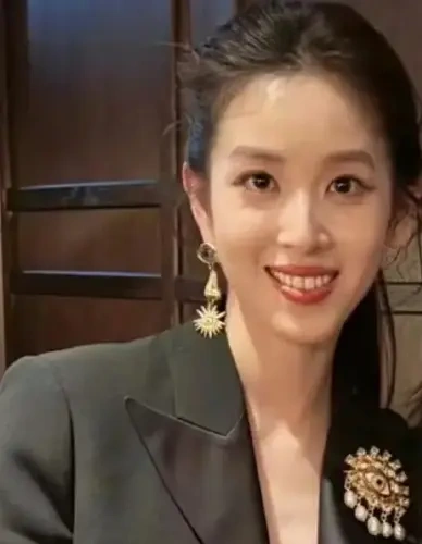 造型师为章泽天澄清胸针争议！