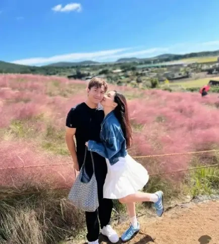 马国明汤洛雯出游，享受甜蜜的婚后生活