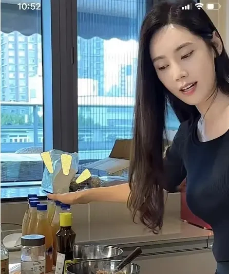 秋瓷炫出师了，教王鸥做紫菜包饭~感情真好！