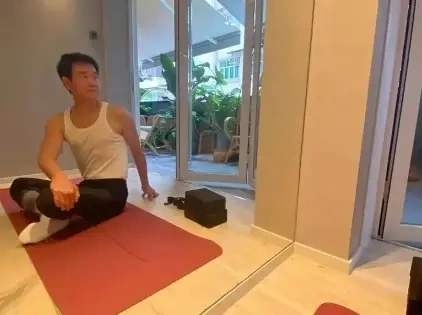 78岁香港男星秀惊人腰力引热议，这身材真的78岁？