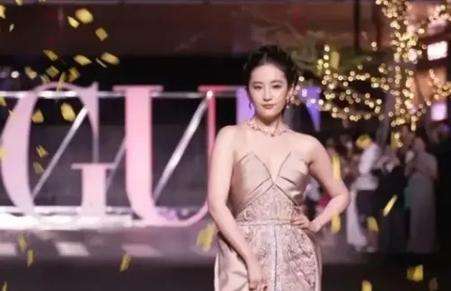 红毯这一夜，展现了女星的风情万种