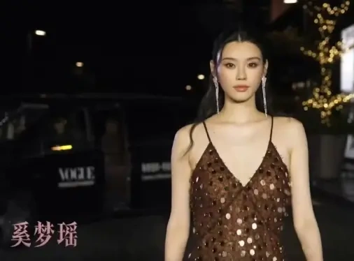 奚梦瑶何猷君牵手走红毯，也是太甜了！