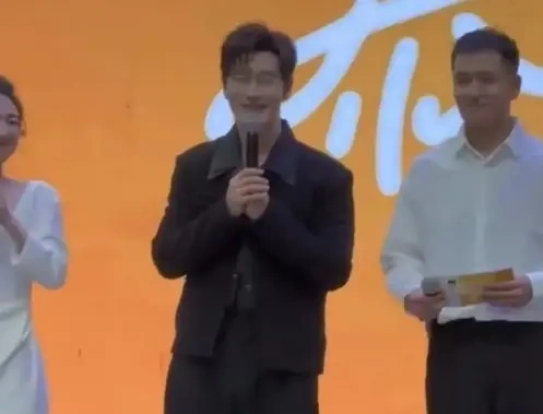 黄晓明回母校参加庆典，回应近期绯闻事件