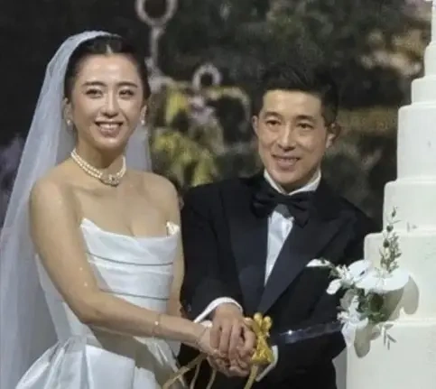 汤镇业宴请800人嫁女，51岁前妻现身婚礼