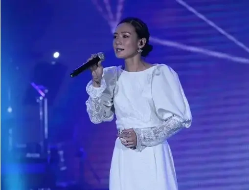 云朵演唱会真情流露：情感共鸣的魔力