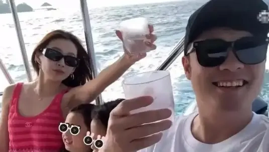 陈赫给8岁大女儿庆生，一家四口超幸福
