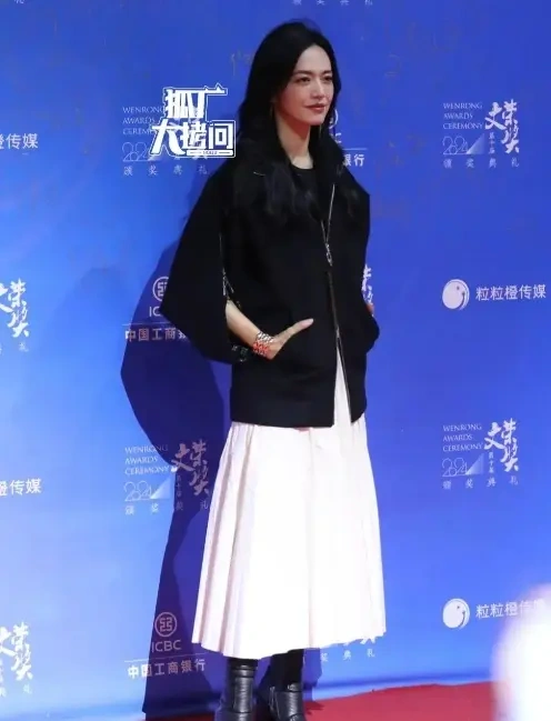 横店文荣奖红毯：女明星无惧寒风着装清凉