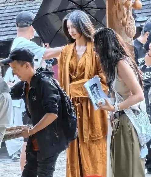 35岁杨颖现身云南，穿尼姑装清心寡欲