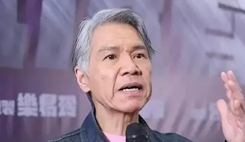 香港知名男星复出拍剧，满头白发显沧桑