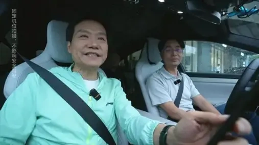 雷军回应在车间睡觉：确实是摆拍