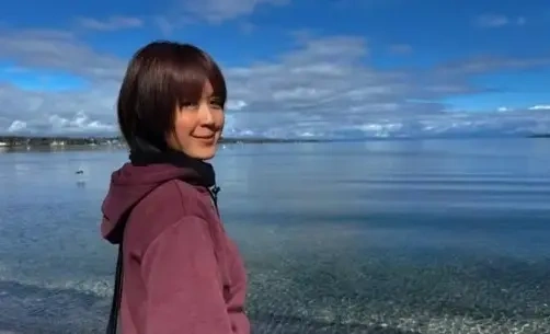唐宁离婚后移居纽西兰近况曝光，年过四十仍少女味十足