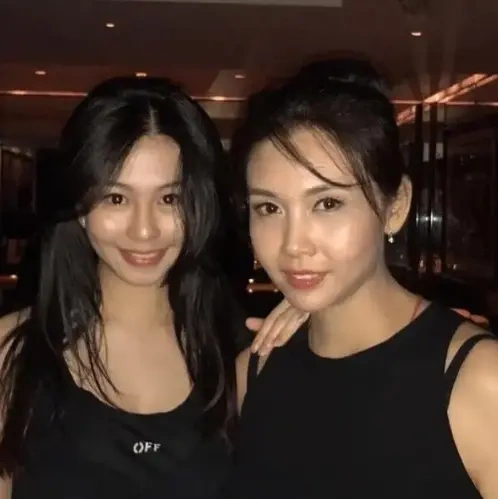 56岁邱淑贞携夫带女现身尼泊尔！