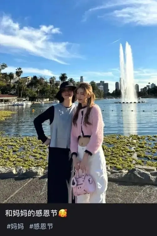 徐帆在国外陪伴养女，18岁徐朵性格开朗穿粉色露脐装