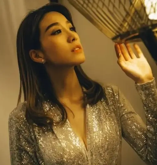 44岁姚子羚晒庆生照被猜恋爱中，与前任分手疑逼婚导致