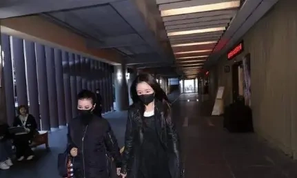 琼瑶今日花葬，林心如一身黑衣到场