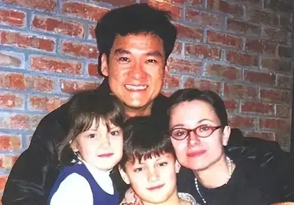 很多人都笑周华健和爱人像母子，可周华健却宠了她38年