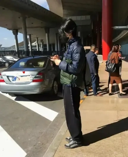 55岁王菲这气质绝了！大妈款羽绒服穿上身，反而穿出了高级时髦感！