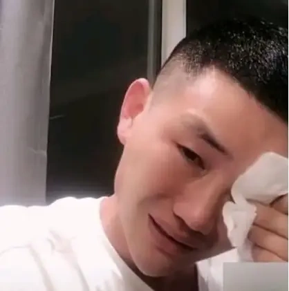 谢孟伟被评为三级演员，直播间流泪称后悔做带货