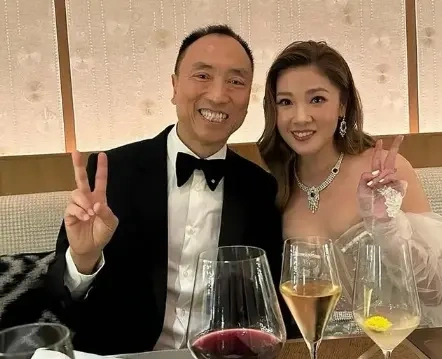 香港知名女星用名牌装扮圣诞树，横刀夺爱嫁豪门